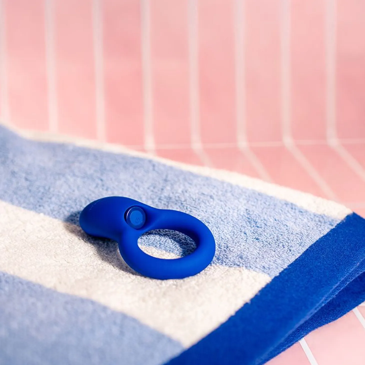 Le Cockring Coquin par Adam & Eve - Anneau pénien vibrant - Bleu