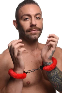 XR Brands - Cuffed in Fur Menottes - Rouge